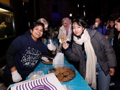 Ambassadors give out Insomnia cookies at Low Lounge study break event