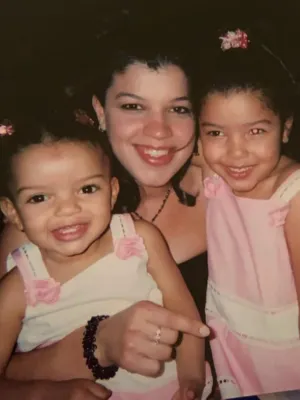 Taylor as child with her mom (Belinda) and sister (Sydney)
